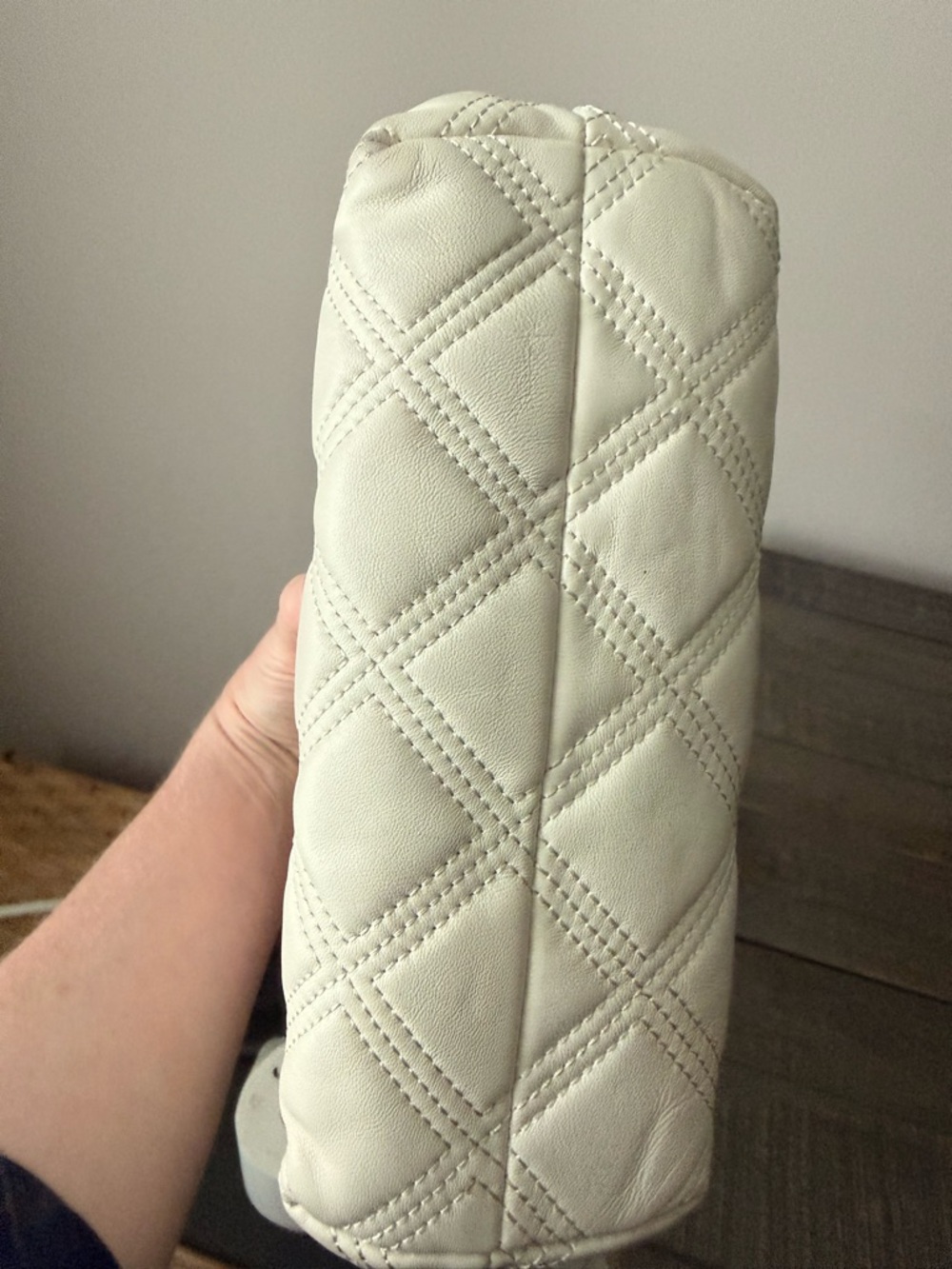 Tory Burch Quilted White Leather Shoulder Bag with Gold Chain - Picture 4 of 13